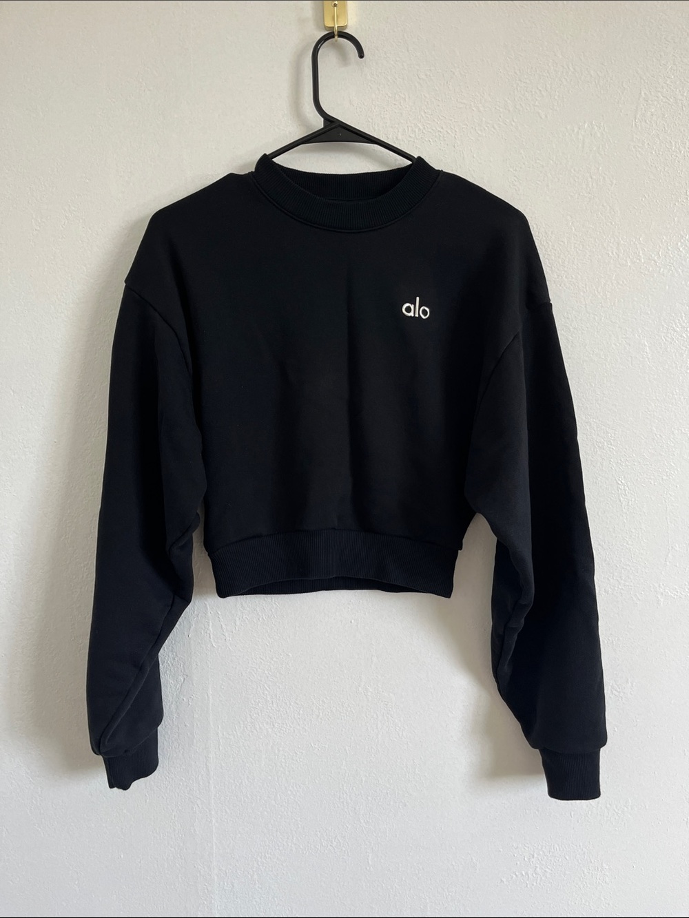 ALO Yoga Black Cropped Crew Sweatshirt